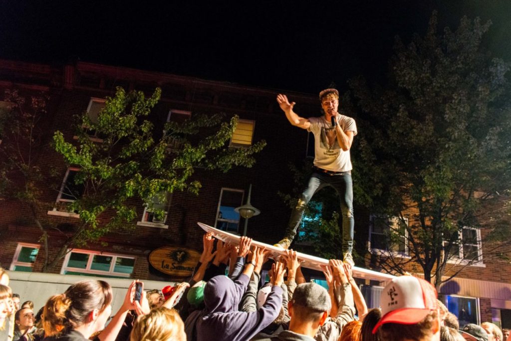 Rich Aucoin en crowdsurfing au FME 2014