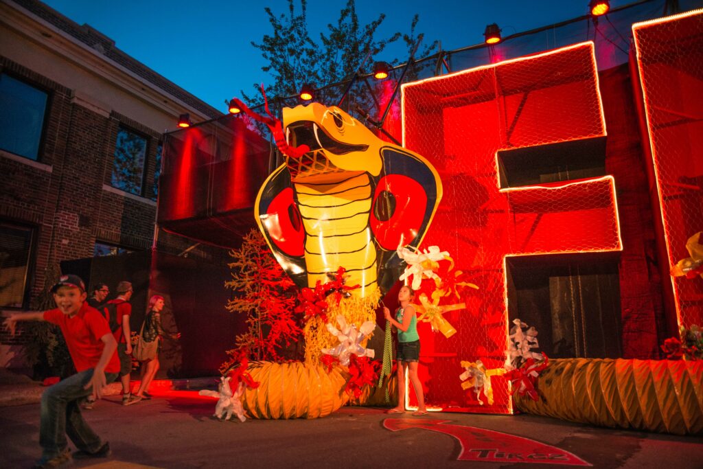 FME 2015. Festival de musique émergente en Abitibi-Témiscamingue. Artéfact du cobra géant dans le vieux Noranda sur la rue Murdoch.
Crédit photo Christian Leduc